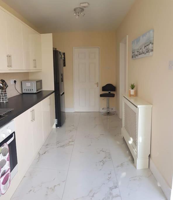 3 Bedroom 3 Bathroom House, Dublin Lucan Exterior photo